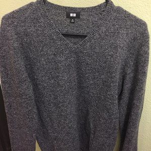 UNIQLO PREMIUM LAMBSWOOL V NECK LONG SLEEVE SWEATER